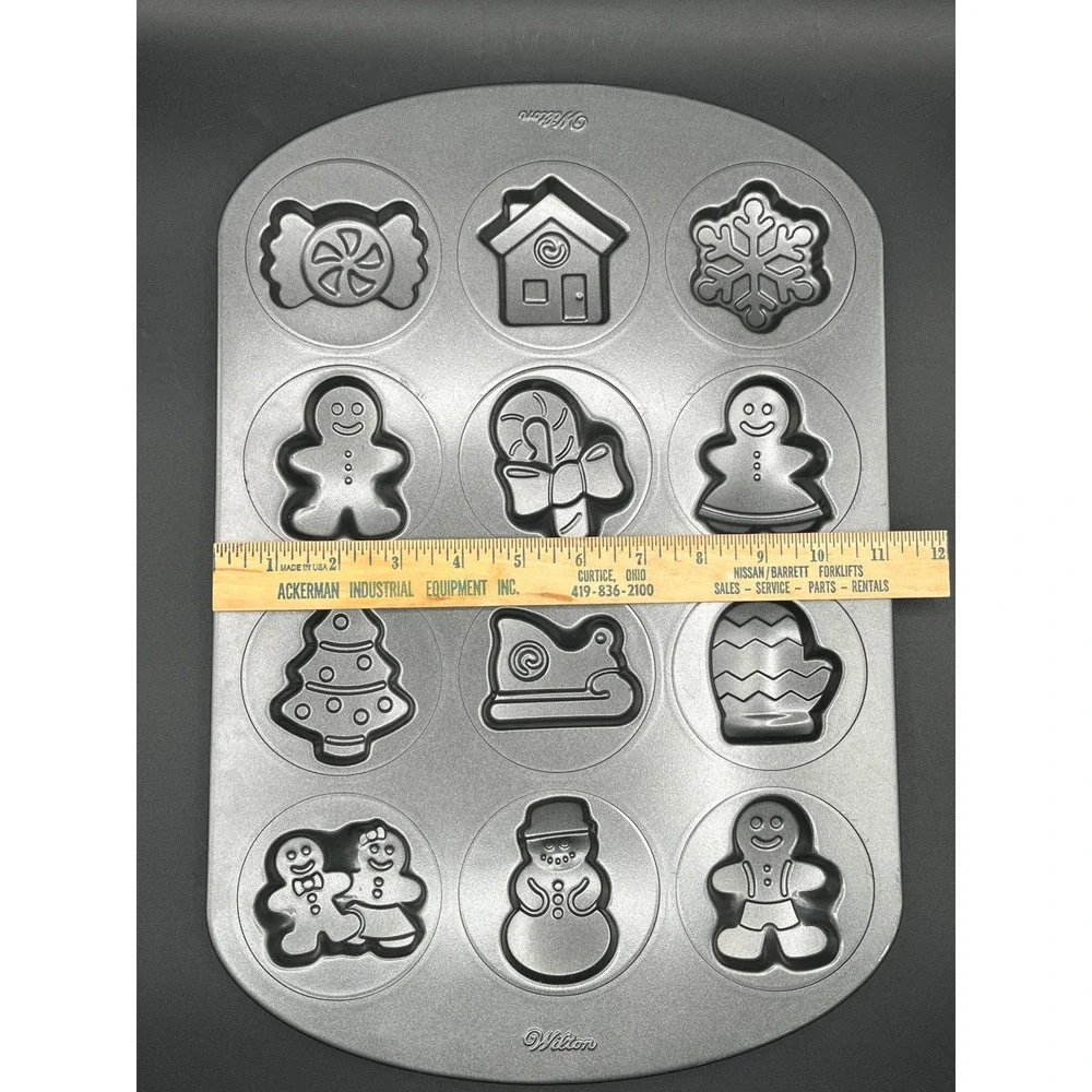 Wilton Holiday Christmas‎ Cookie Pan 12 Gingerbread Snowman Non-Stick Metal